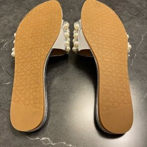 Jewel Badgley Mischka Pearl and Silver Flat Sandals - Size 7